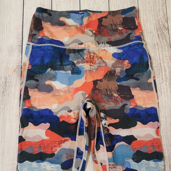 Fabletics Anywhere High Waist Leggings 7/8 Water Color Blue Orange Key Pocket M - Picture 3 of 7